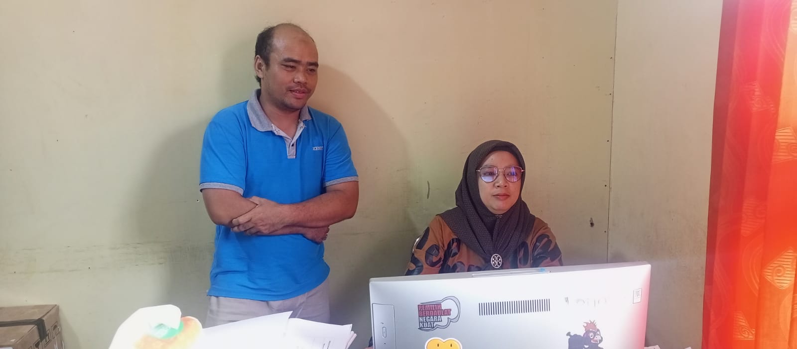 Staf Bawaslu Kabupaten Bangka Selatan Slamet Andhi S melakukan monotoring penyerahan Laporan Awal Dana Kampanye (LADK) oleh peserta PARPOL Peserta Pemilu dikantor KPU Kabupaten Bangka Seletan,Minggu malam (7/1/2024)