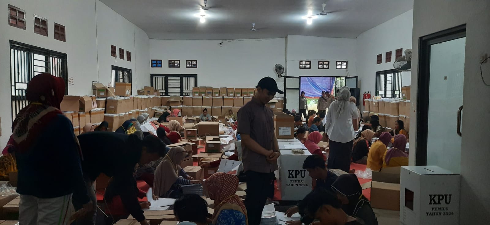 Pengawasan Logistik kegiatan Sortir dan Lipat Surat Suara KPU Kabupaten Bangka Selatan 
