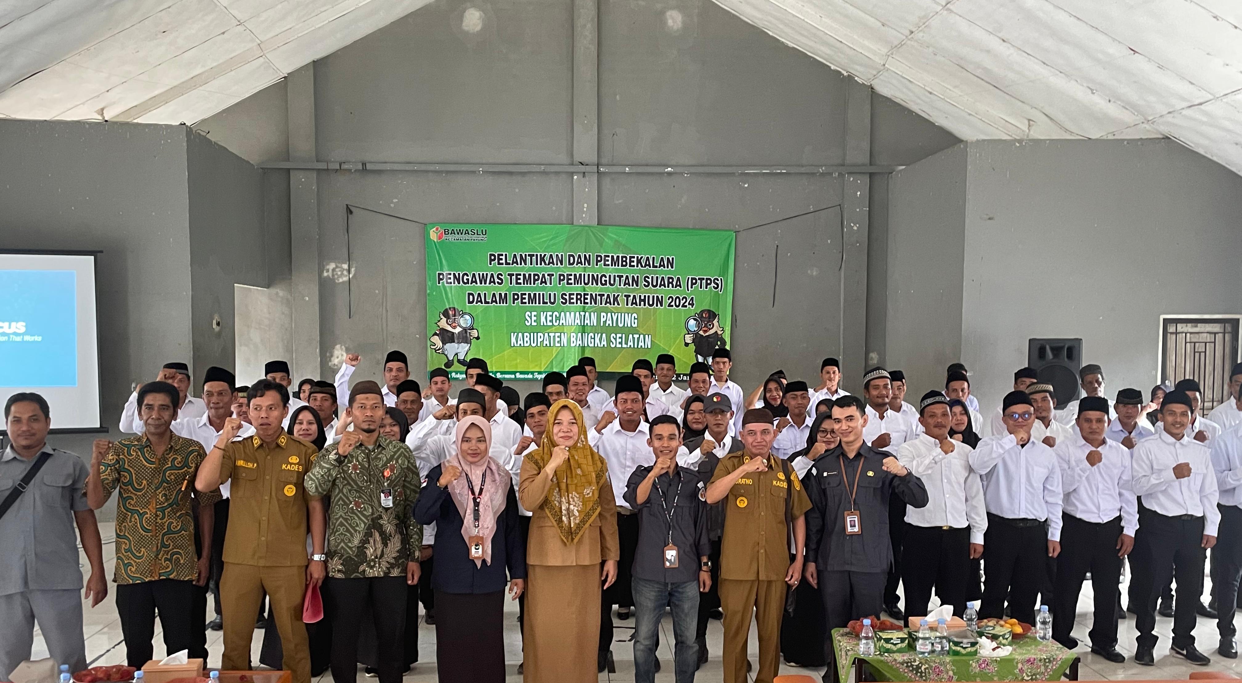 Pelantikan dan Pembekalan Pengawas TPS di Kecamatan Payung