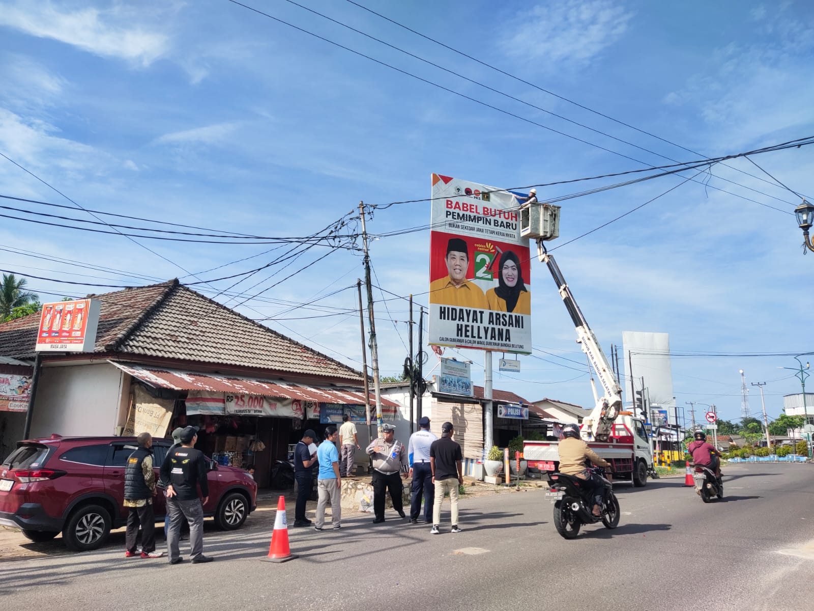 Operasi Bersih! Bawaslu Bangka Selatan Sapu APK di Zona Terlarang Pilkada 2024