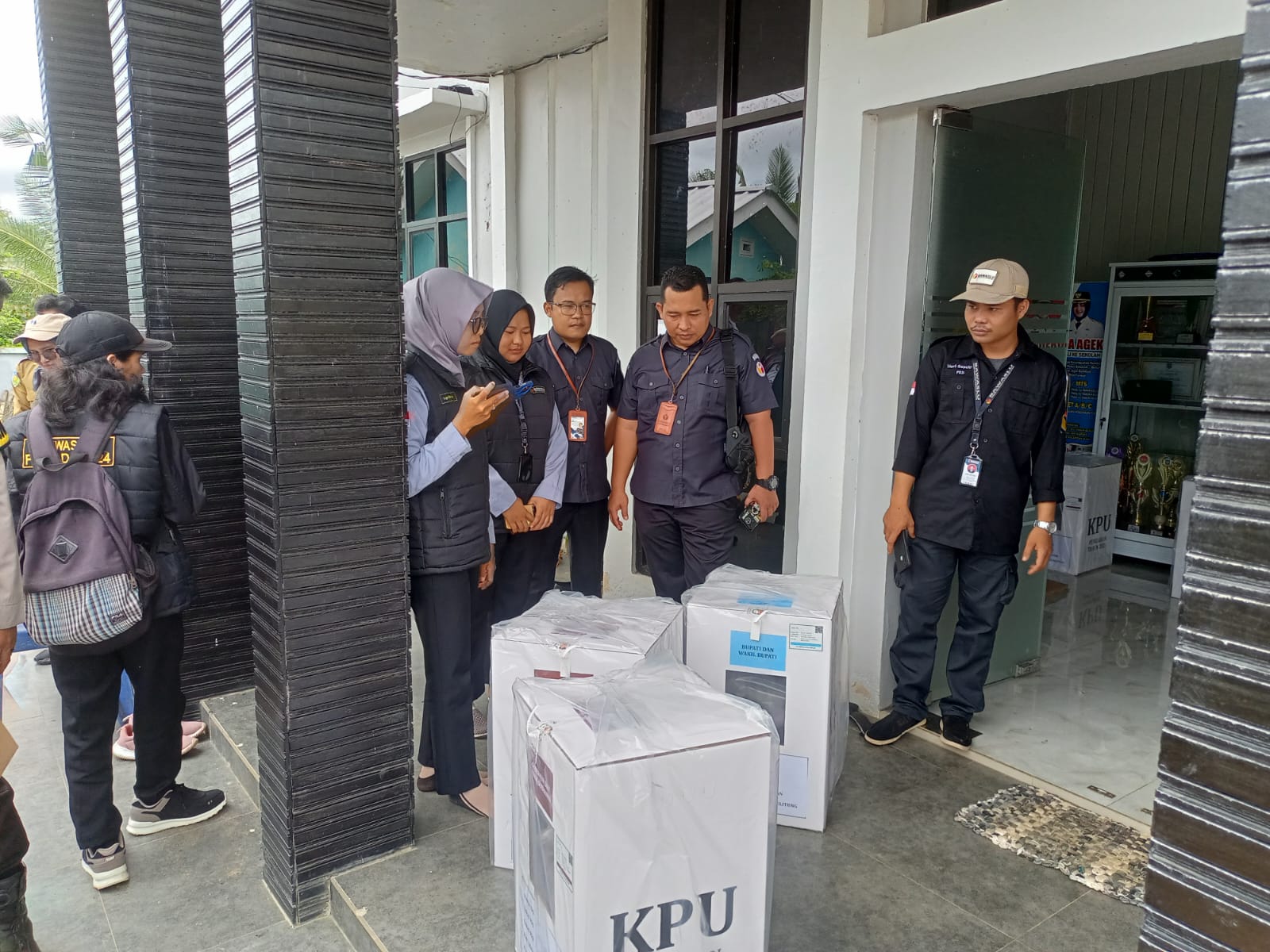 Bawaslu Bangka Selatan Kawal Ketat Distribusi Logistik ke 6 Kecamatan untuk Pilkada 2024"