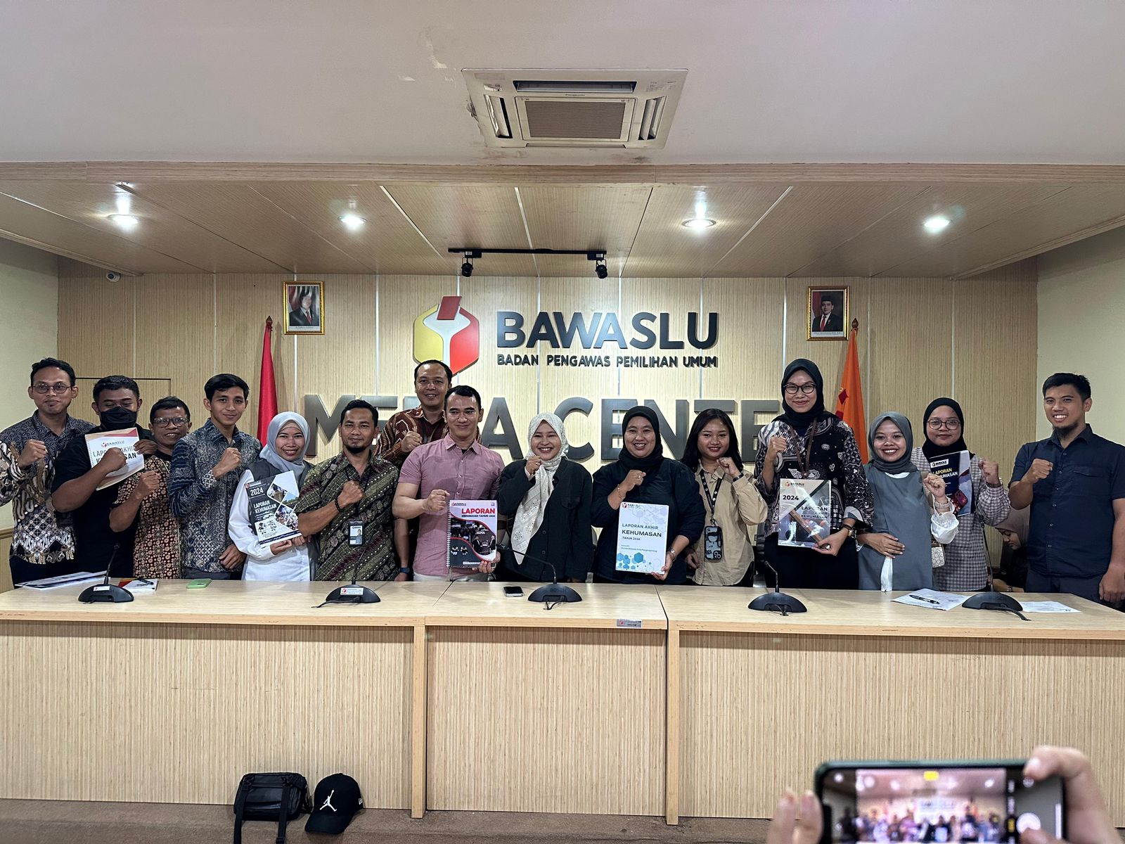 BAWASLU Bangka Selatan Serahkan Laporan Kehumasan 2024 ke BAWASLU RI