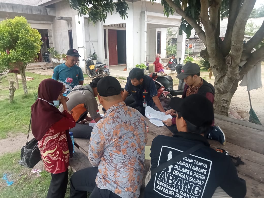 Staf Bawaslu Kabupaten Bangka Selatan memberikan edukasi pengawasan pemilu kepada warga salah satu dusun di wilayah pedesaan, Jumat (28/2/2025). Kegiatan ini menjadi bentuk nyata kehadiran Bawaslu di tengah masyarakat pinggiran.