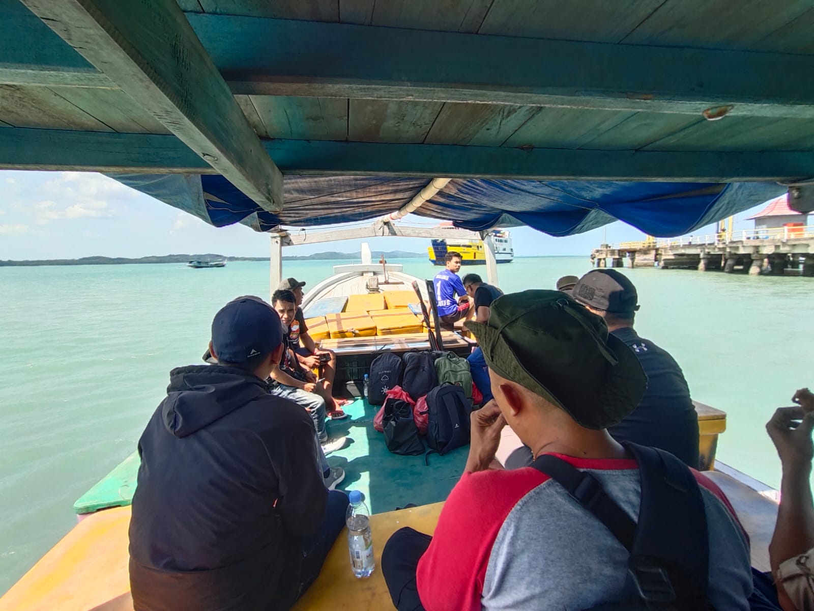 Tim Bawaslu Kabupaten Bangka Selatan menyeberangi perairan menuju wilayah pesisir dalam kegiatan pengawasan partisipatif terhadap dinamika politik masyarakat, Sabtu (21/06/2025).