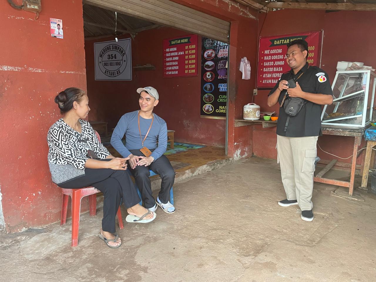 Staf Humas Bawaslu Bangka Selatan berdialog santai dengan warga di Warung Simpang 354, Toboali, dalam kegiatan edukasi pengawasan partisipatif di masa non-tahapan Pemilu 2025. Melalui obrolan ringan, Bawaslu mengajak warga mencegah praktik politik uang dan menjadi pengawas aktif demi terwujudnya pemilu berintegritas.Jumat (31/1/2025)
