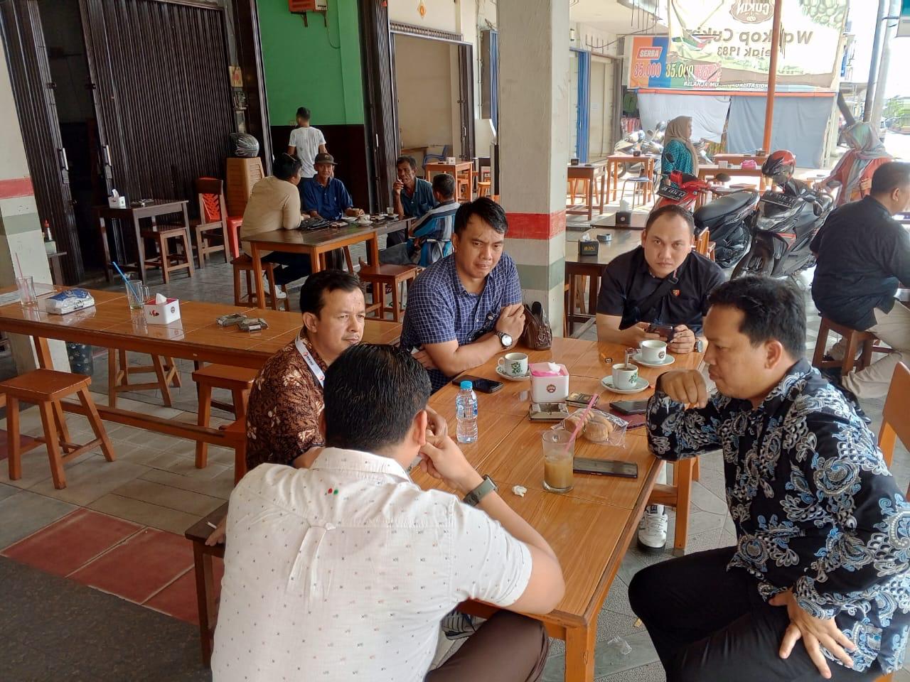 “Ngopi Bareng Demokrasi: Bawaslu Bangka Selatan Ajak Media Bahas Arah Pengawasan di Tahun 2025”