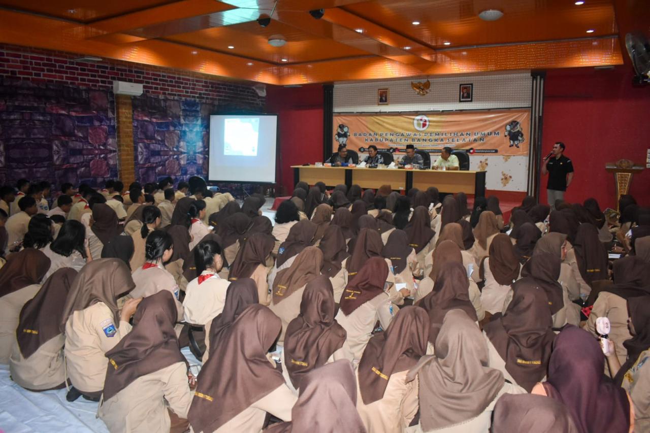 Puluhan Siswa-Siswi SMA Tobaoli mengikuti edukasi pengawasan partisipatif Bawaslu Bangka Selatan, Kamis (31/07/2025). Kegiatan ini menjadi strategi baru pencegahan pelanggaran di masa non tahapan pemilu, melibatkan kalangan pelajar secara aktif.