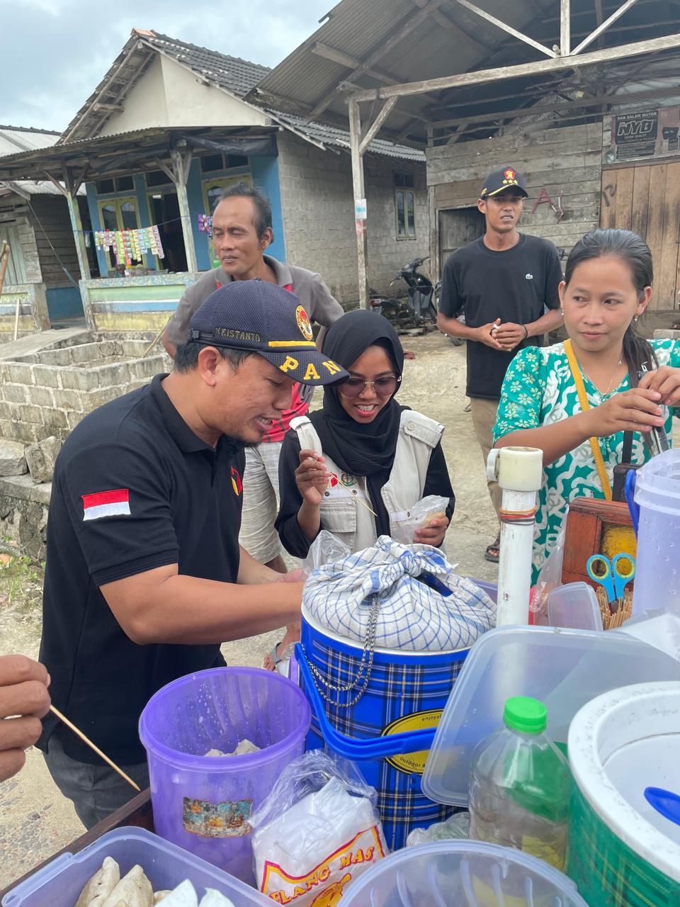 Anggota dan staf Bawaslu Bangka Selatan menyampaikan edukasi demokrasi kepada warga di lingkungan pasar desa, Bangka Selatan, Jum'at (22/04/2025)
