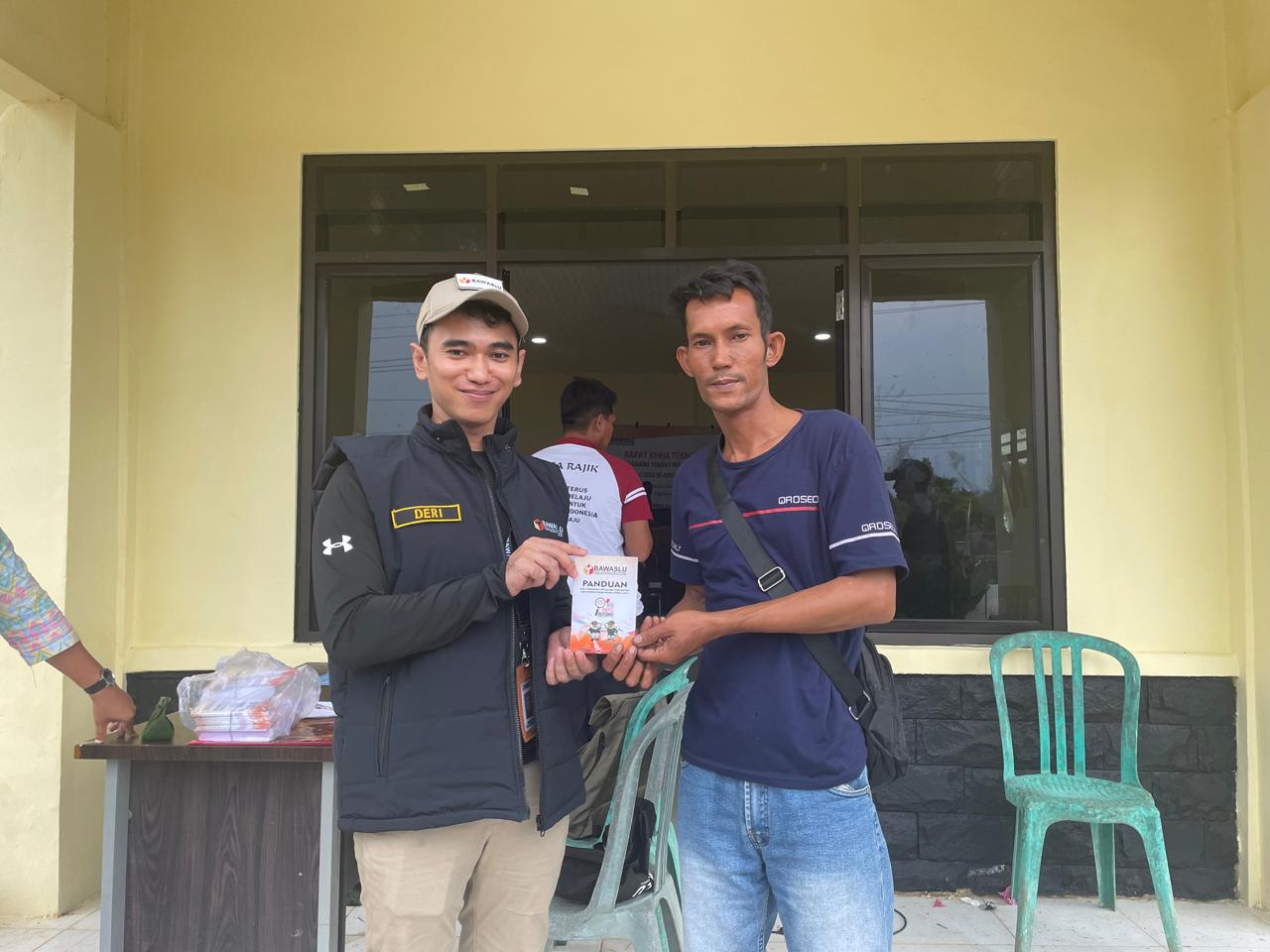 Staf Humas Bawaslu Bangka Selatan membagikan buku saku dan buku panduan pengawasan kepada masyarakat untuk memperkuat edukasi demokrasi selama masa non-tahapan pemilu, Rabu (16/05/2025)