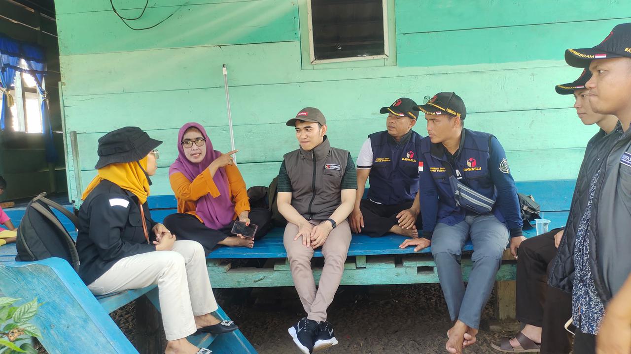 Tim Bawaslu Bangka Selatan berdiskusi langsung dengan masyarakat Pulau Lepar dalam rangka Coktas, Kamis (28/08/2025)