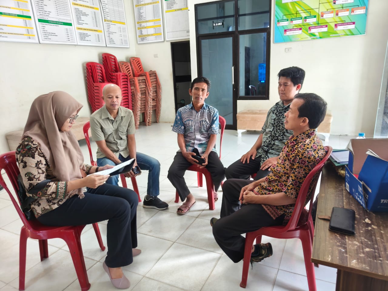 Ketua Bawaslu Bangka Selatan bersama perwakilan DJITUBERITA memantau proses pencocokan dan penelitian (Coklit) di Kecamatan Toboali, Rabu (17/9/2025).