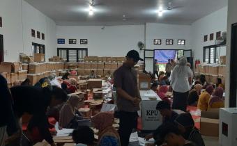 Pengawasan Logistik kegiatan Sortir dan Lipat Surat Suara KPU Kabupaten Bangka Selatan 