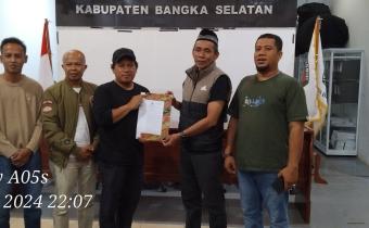 "Bawaslu Bangka Selatan Resmi Terima SK Penetapan Pasangan Calon Bupati dan Wakil Bupati 2024: Siapa yang Akan Memimpin?