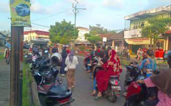 Ketua,Anggota dan staf  Bawaslu Bangka Selatan membagikan takjil kepada warga di Toboali sambil menyisipkan pesan antikorupsi dan pengawasan pemilu, Jum'at (21/03/2025)