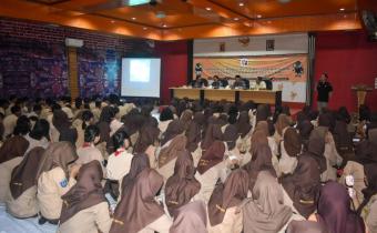 Puluhan Siswa-Siswi SMA Tobaoli mengikuti edukasi pengawasan partisipatif Bawaslu Bangka Selatan, Kamis (31/07/2025). Kegiatan ini menjadi strategi baru pencegahan pelanggaran di masa non tahapan pemilu, melibatkan kalangan pelajar secara aktif.