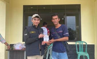 Staf Humas Bawaslu Bangka Selatan membagikan buku saku dan buku panduan pengawasan kepada masyarakat untuk memperkuat edukasi demokrasi selama masa non-tahapan pemilu, Rabu (16/05/2025)