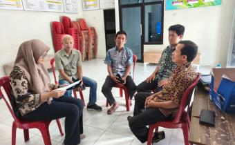 Ketua Bawaslu Bangka Selatan bersama perwakilan DJITUBERITA memantau proses pencocokan dan penelitian (Coklit) di Kecamatan Toboali, Rabu (17/9/2025).